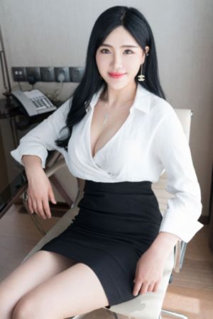 一个美女坐在大石头上打一成语_BD韩语BD在线观看